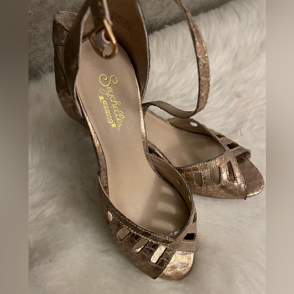 Seychelles Astonish Rose Gold Metallic size 7